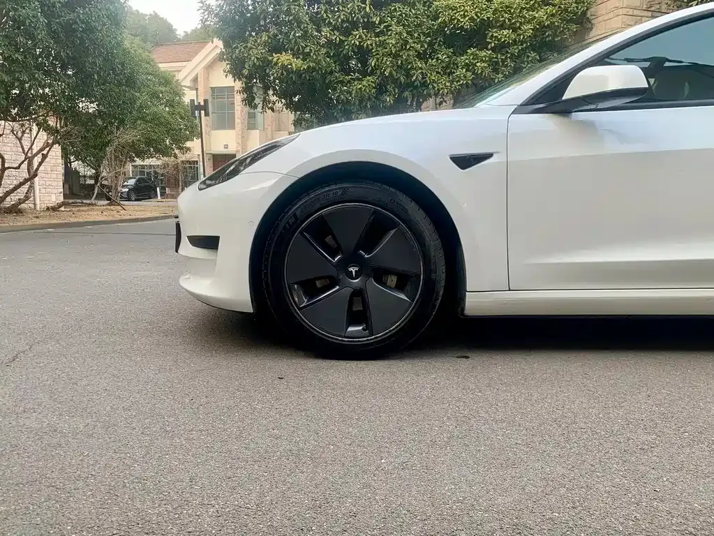 Tesla Model 3 — фото 10