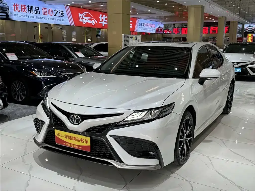 Toyota Camry — фото 1