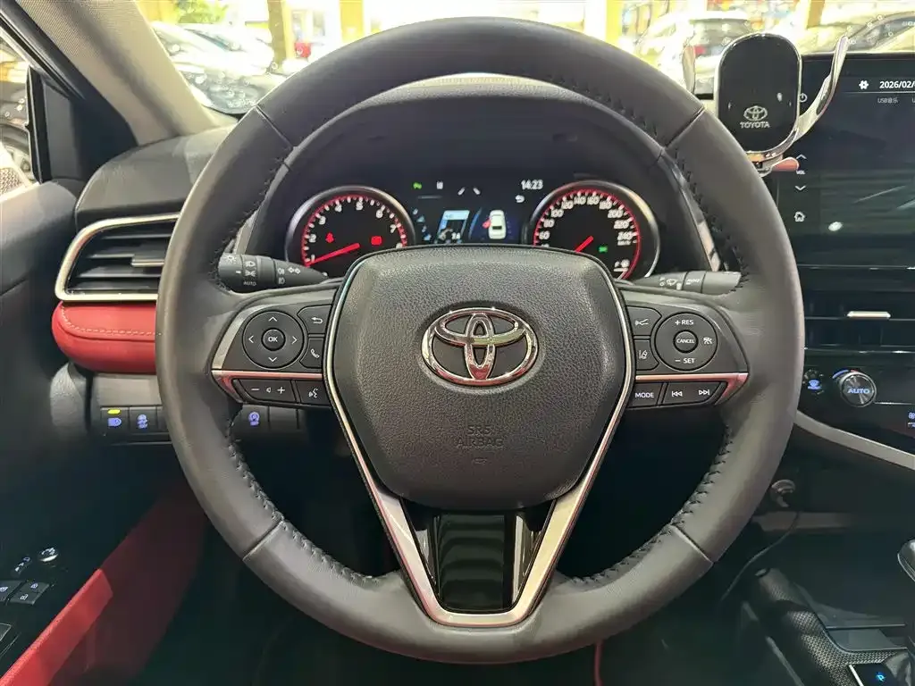 Toyota Camry — фото 6