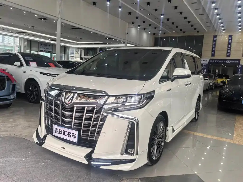 Toyota Alphard — фото 1
