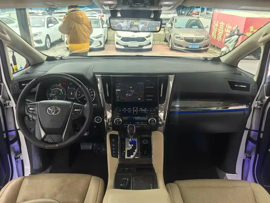 Toyota Alphard — фото 4