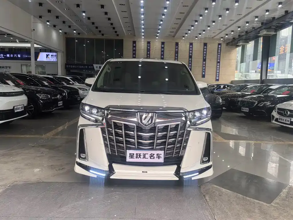 Toyota Alphard — фото 2