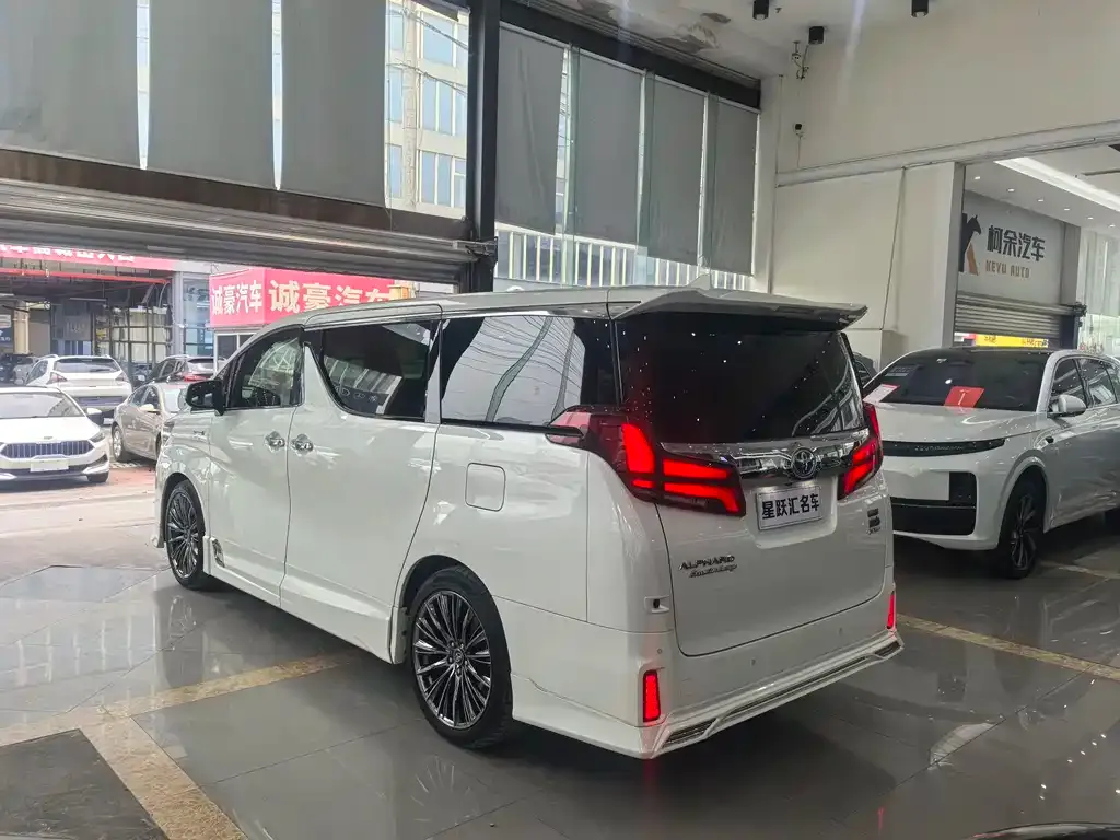 Toyota Alphard — фото 8