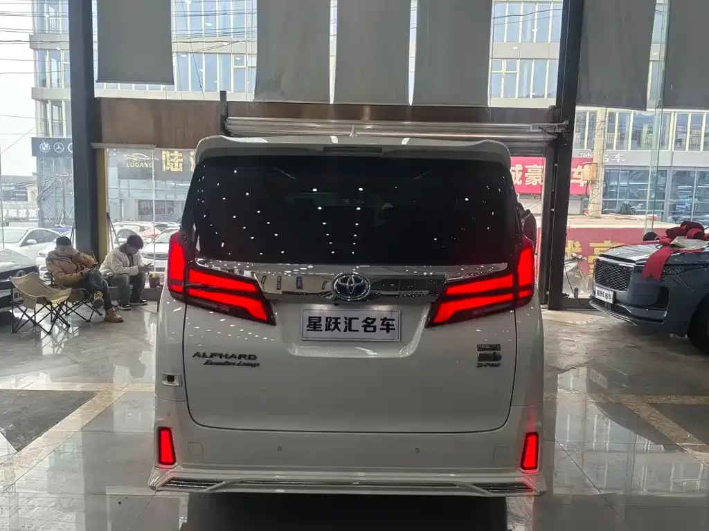 Toyota Alphard — фото 7