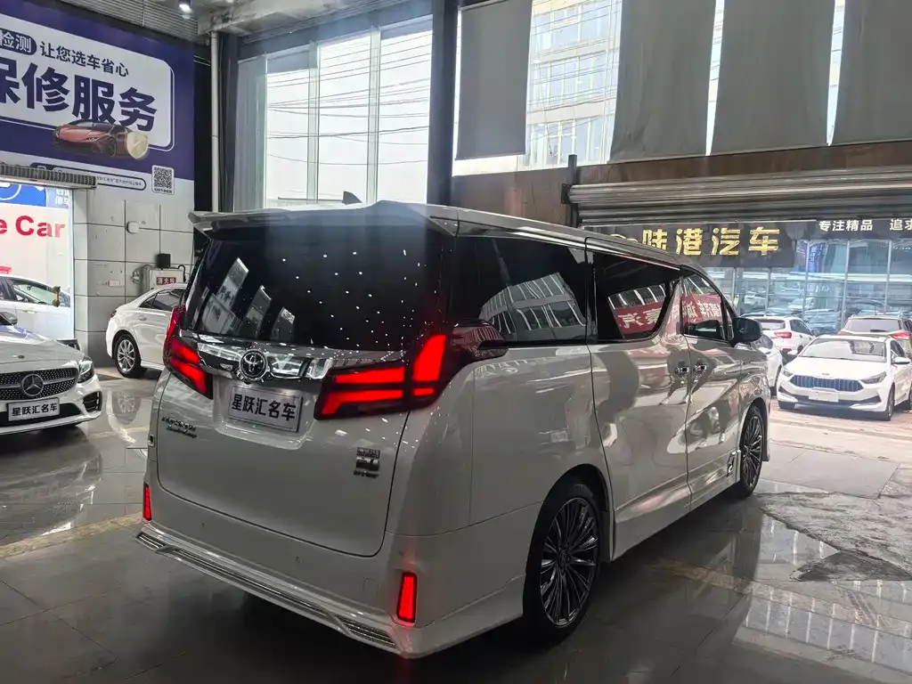 Toyota Alphard — фото 9