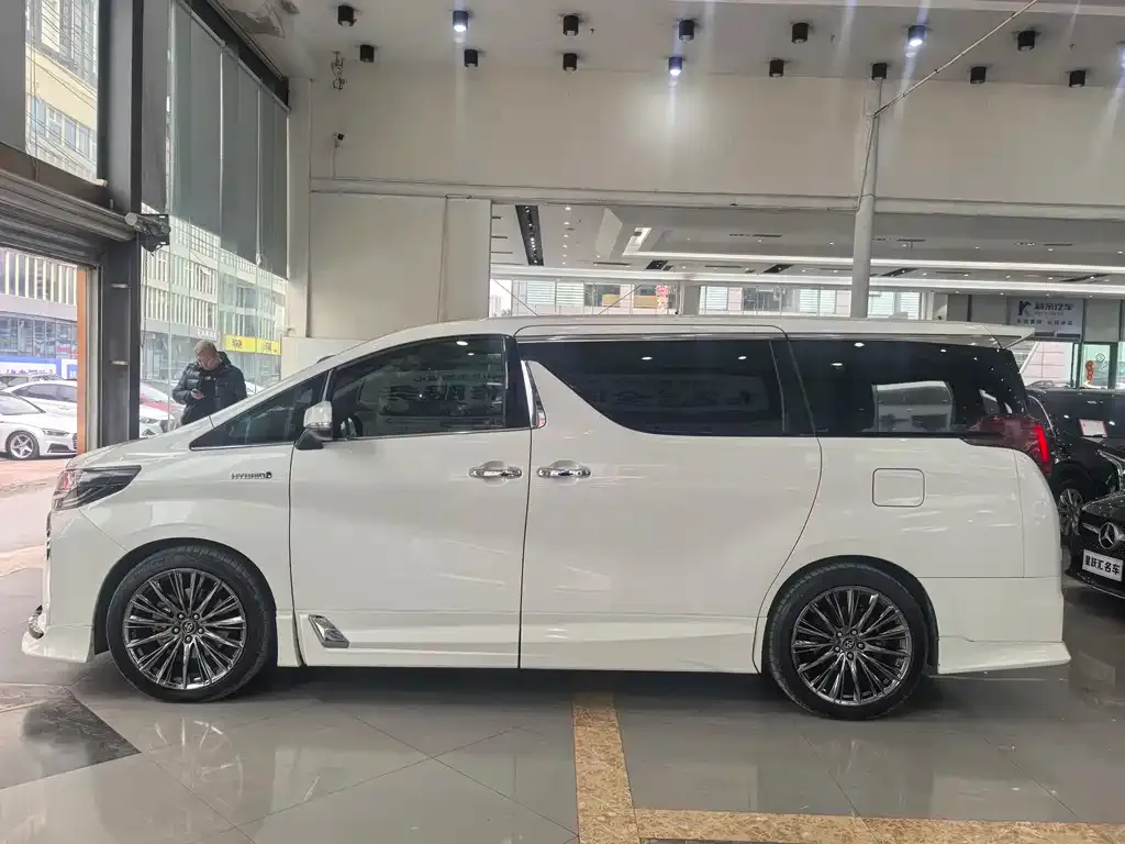 Toyota Alphard — фото 5