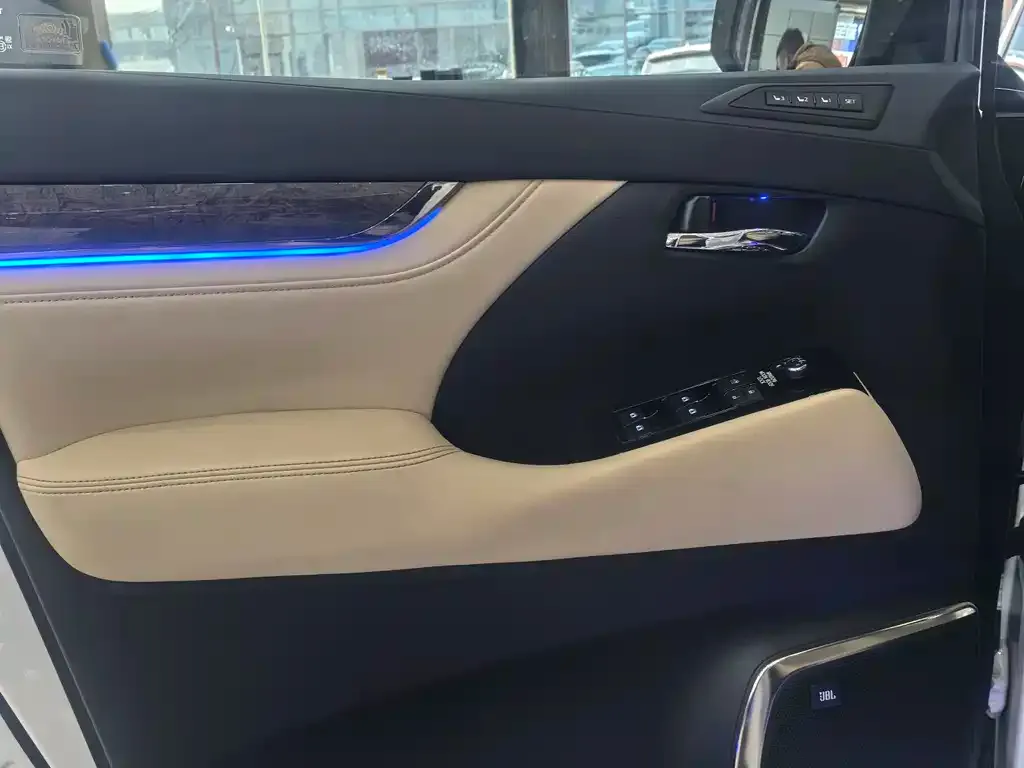 Toyota Alphard — фото 3