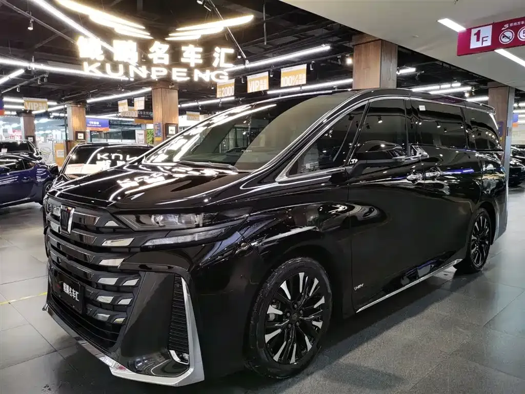 Toyota Vellfire — фото 1