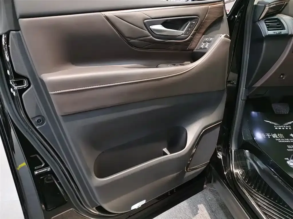 Toyota Vellfire — фото 10