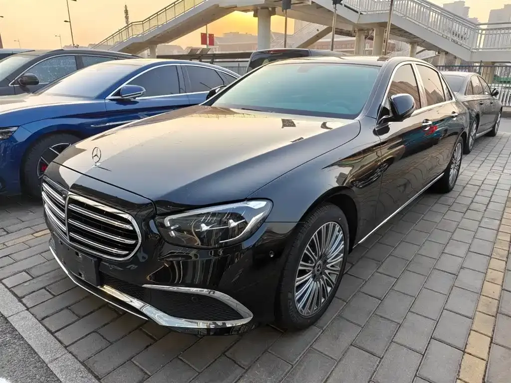 Mercedes-Benz E-Class — фото 1