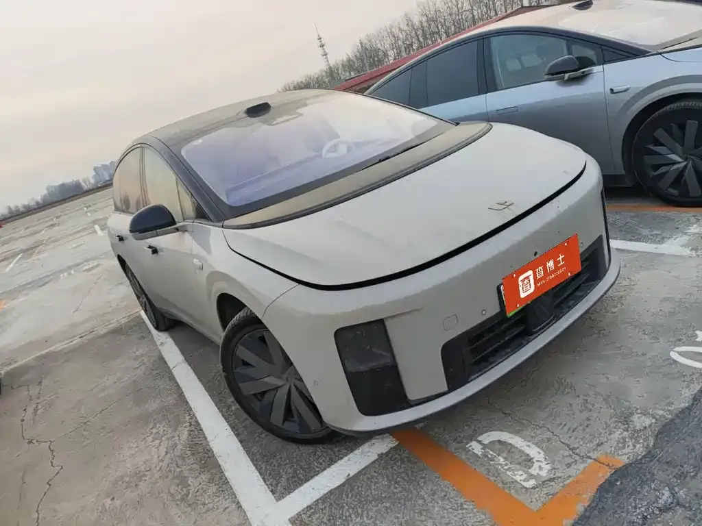 Li Auto i8 — фото 6