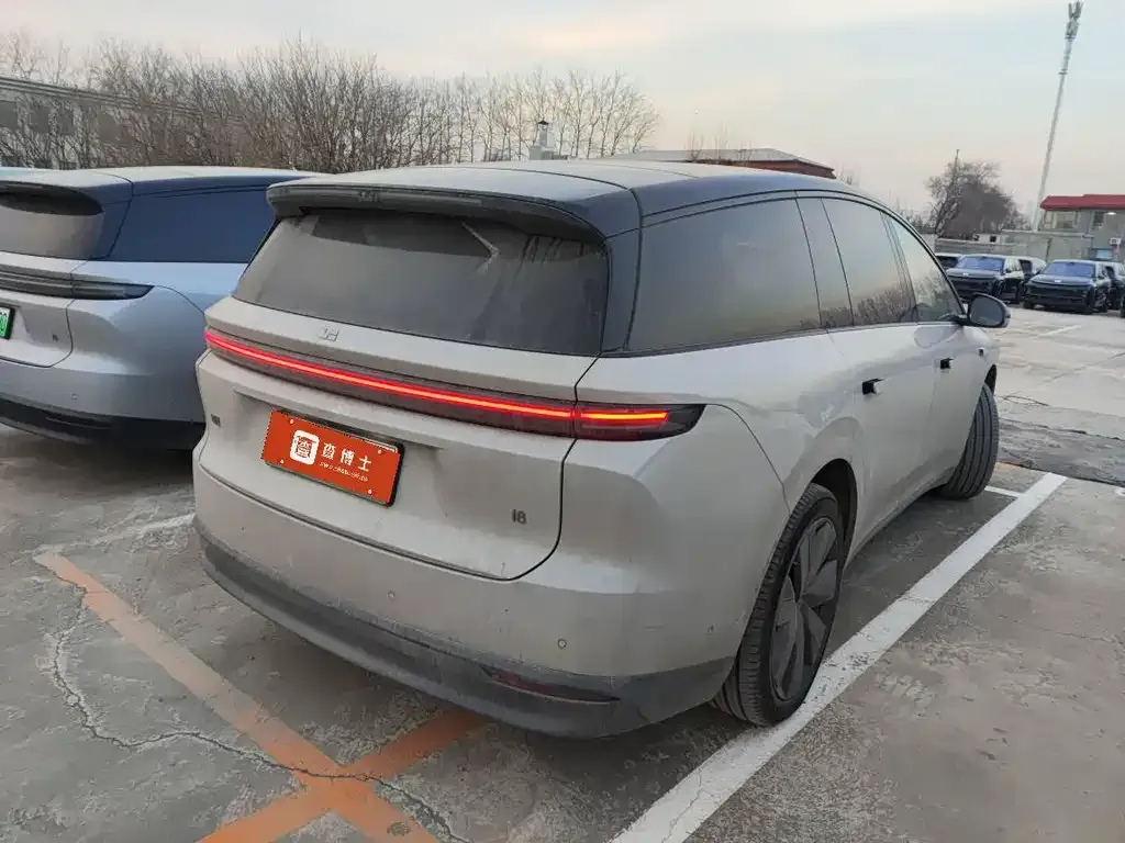 Li Auto i8 — фото 2