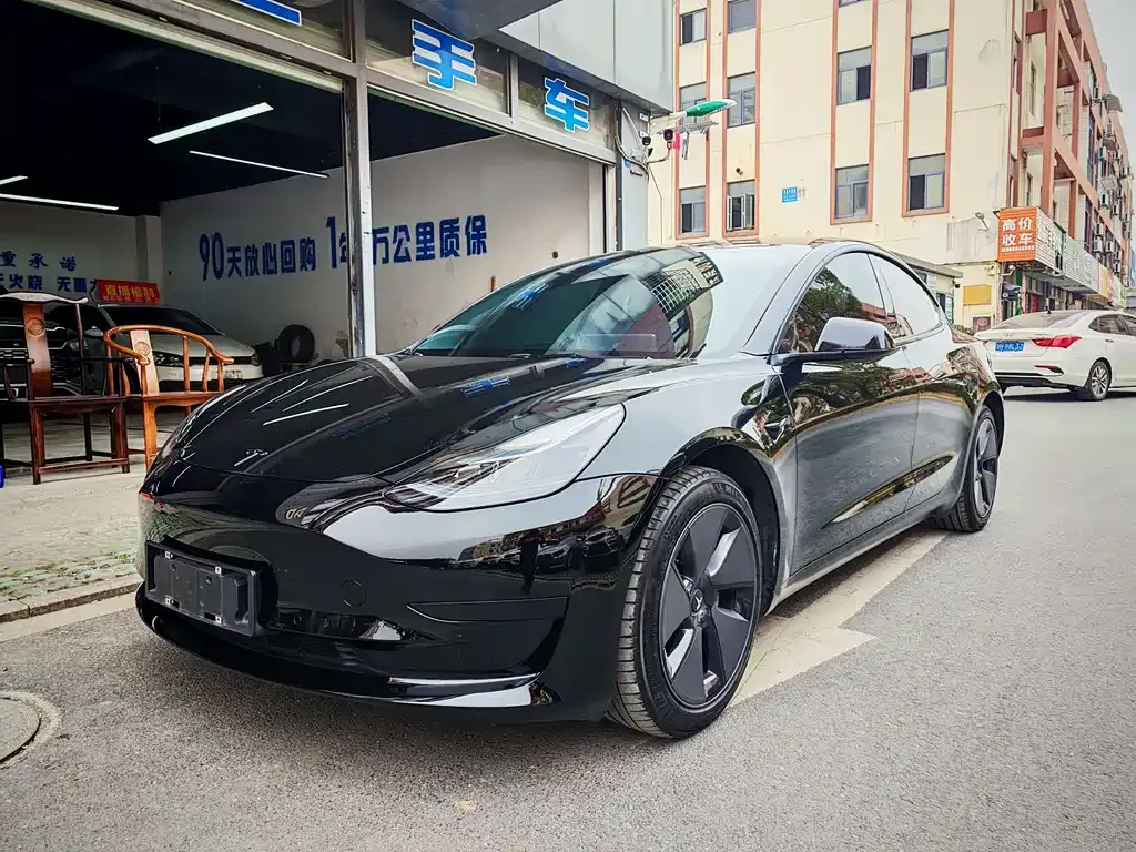 Tesla Model 3 — фото 1