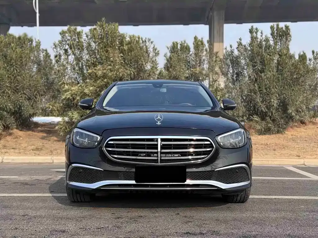 Mercedes-Benz E-Class — фото 1