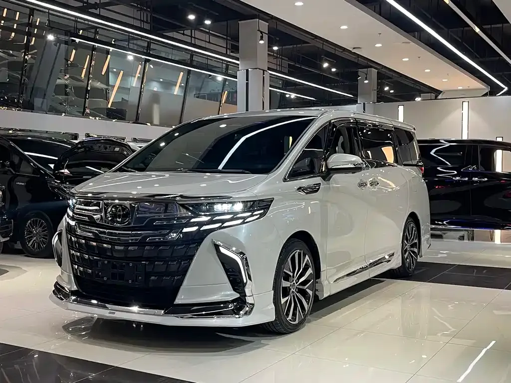 Toyota Alphard — фото 1