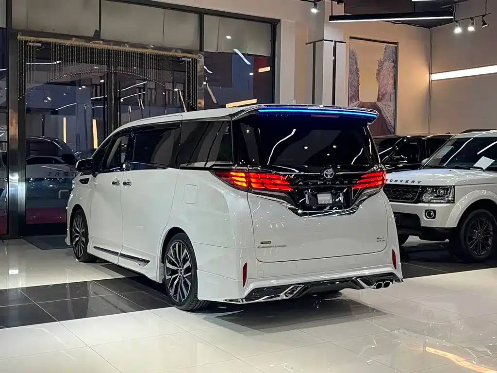 Toyota Alphard — фото 8