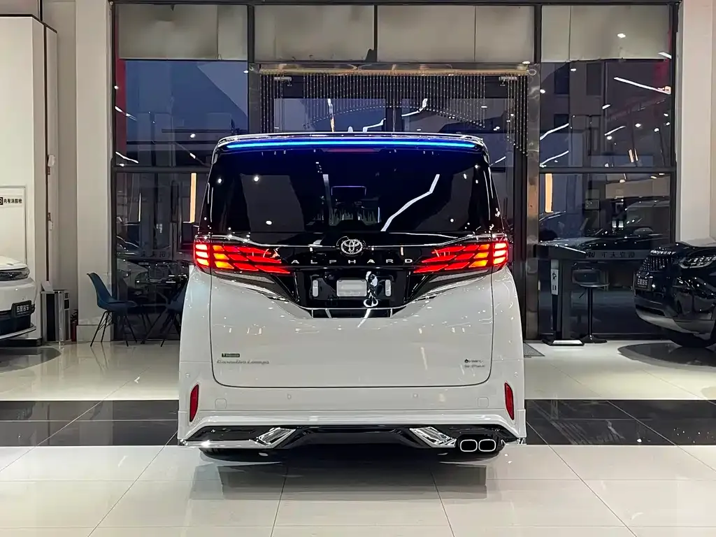 Toyota Alphard — фото 2