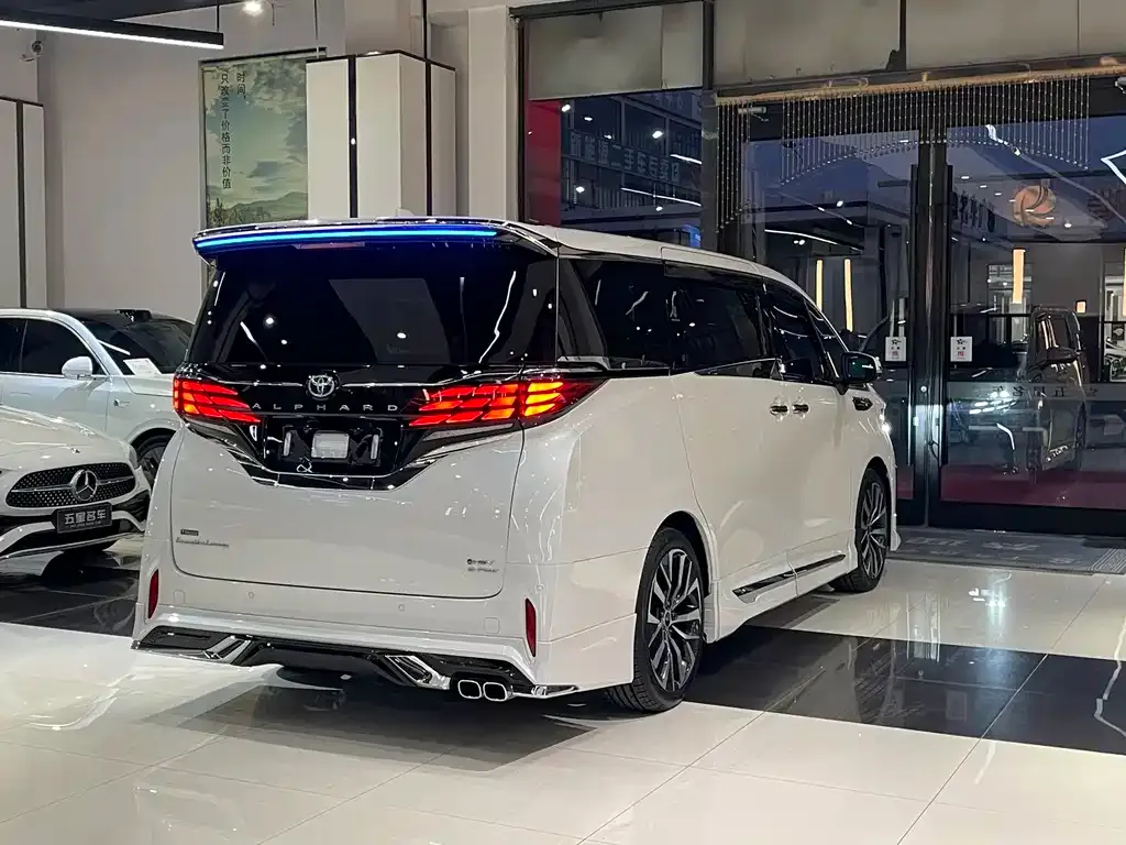 Toyota Alphard — фото 6
