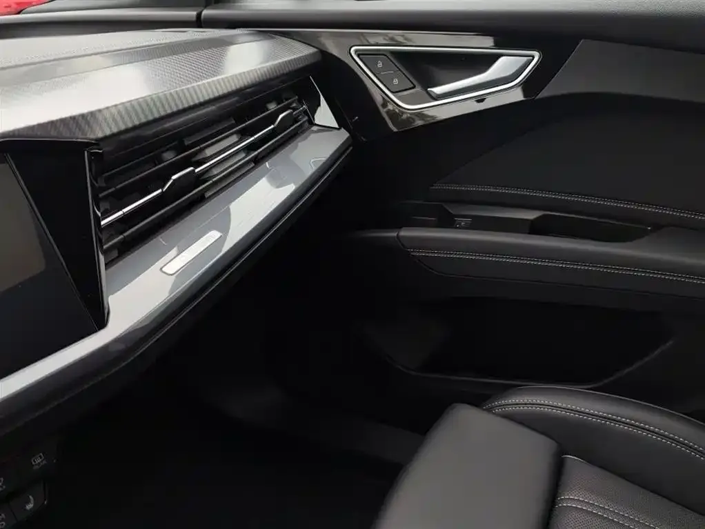 Audi Q4 e-tron — фото 2