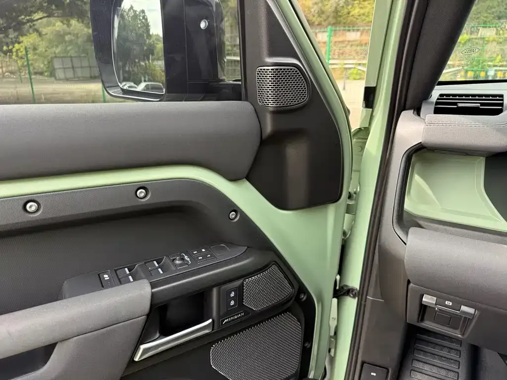 Land Rover Defender — фото 2