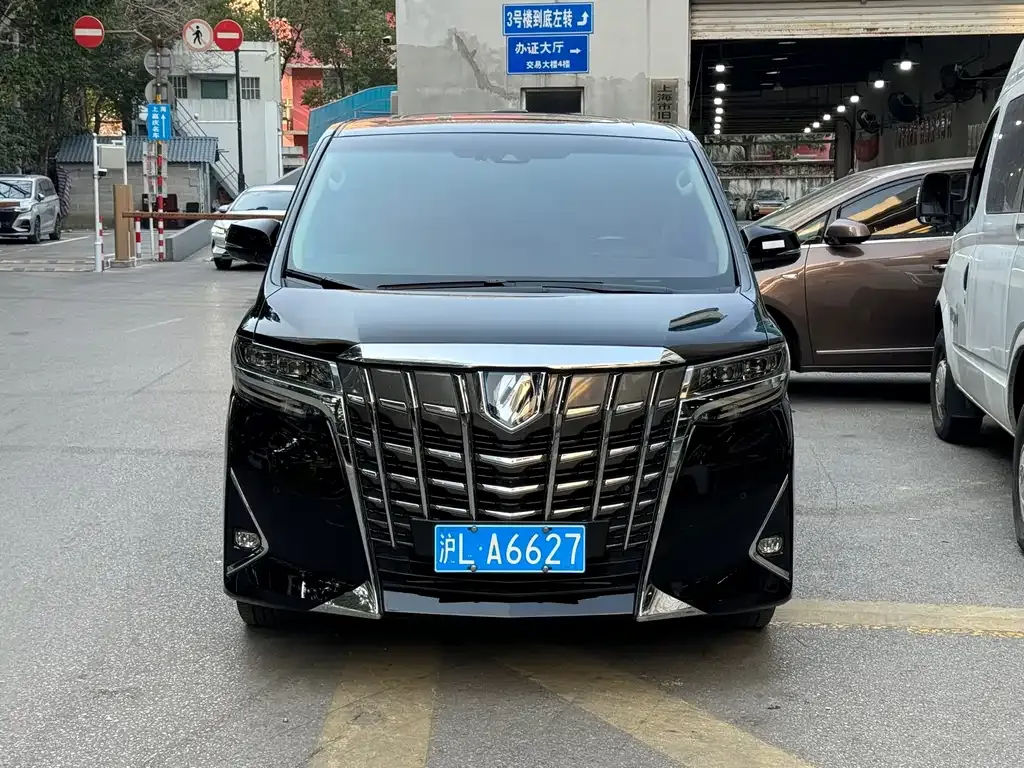 Toyota Alphard — фото 1