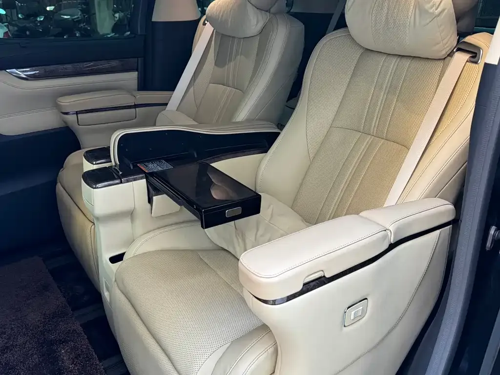 Toyota Alphard — фото 10