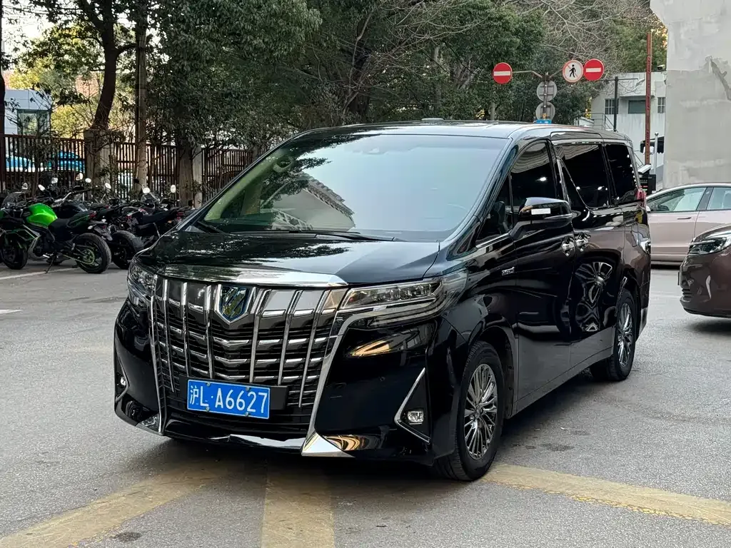 Toyota Alphard — фото 9
