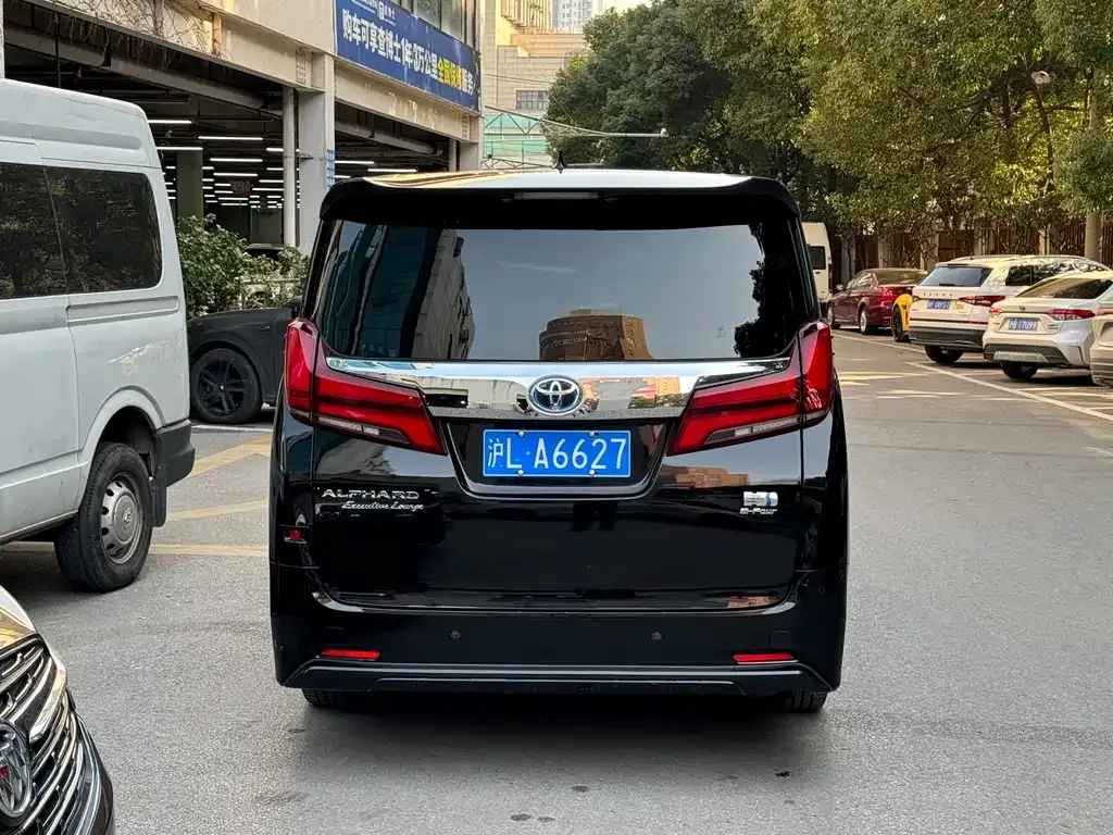 Toyota Alphard — фото 5