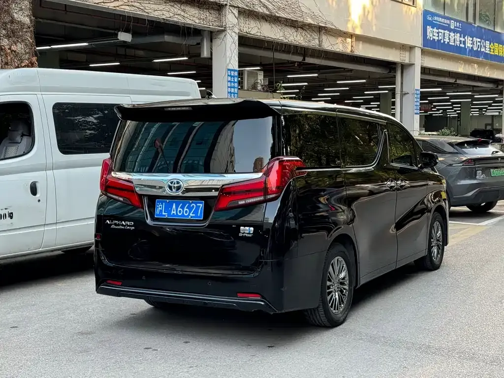 Toyota Alphard — фото 4