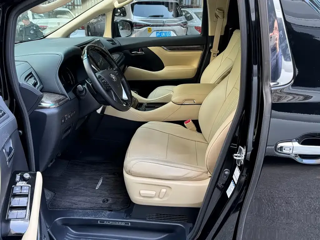Toyota Alphard — фото 7