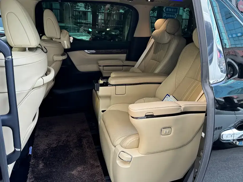 Toyota Alphard — фото 6