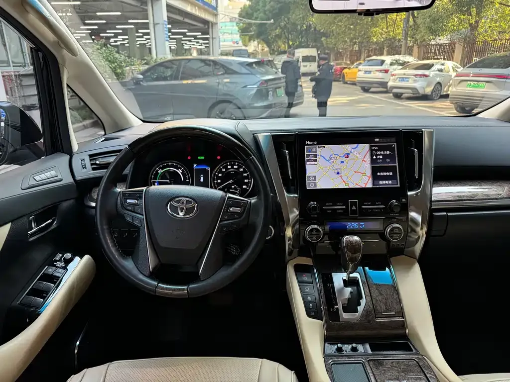 Toyota Alphard — фото 2
