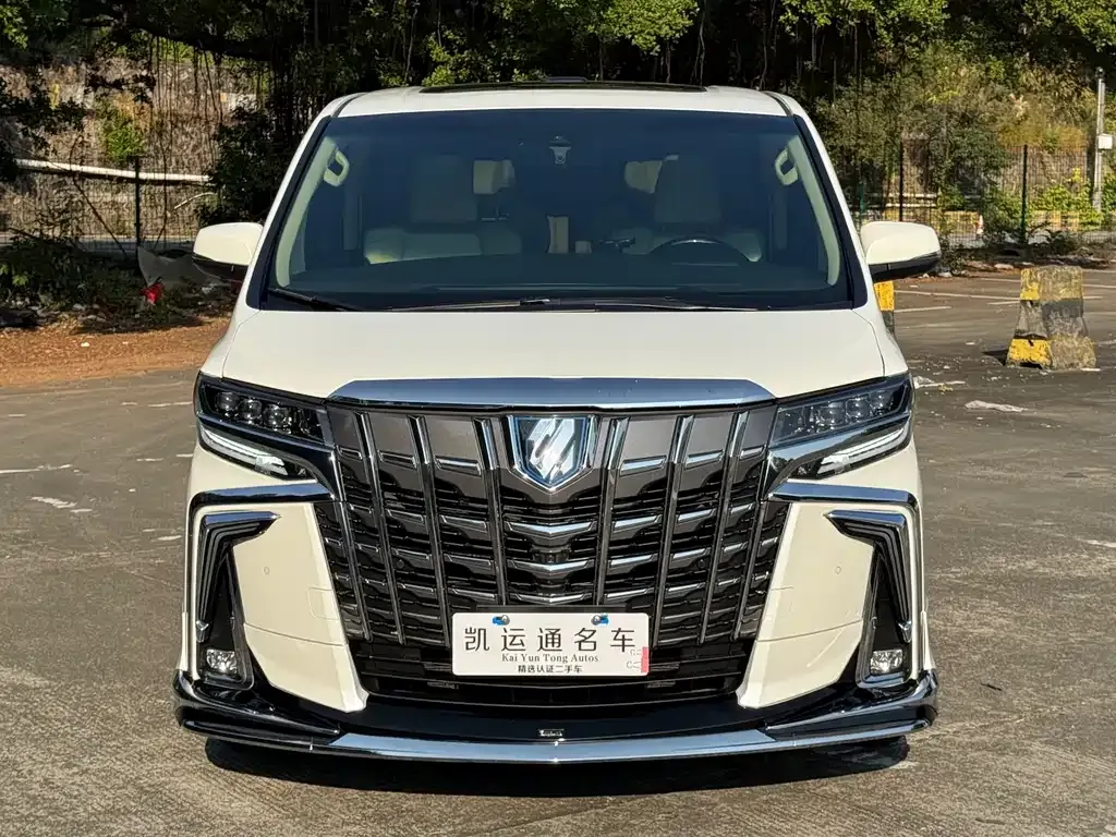 Toyota Vellfire — фото 1