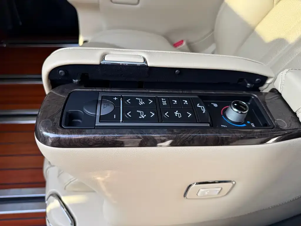 Toyota Vellfire — фото 2