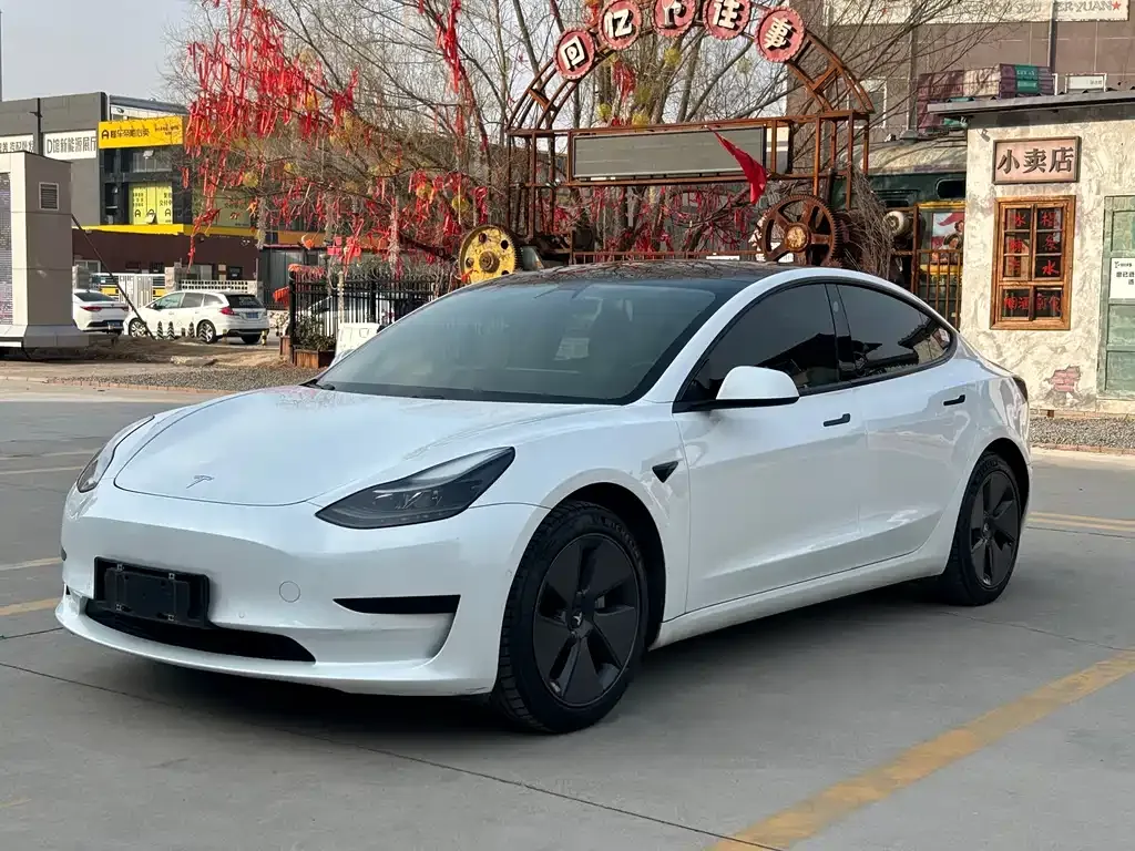 Tesla Model 3 — фото 1