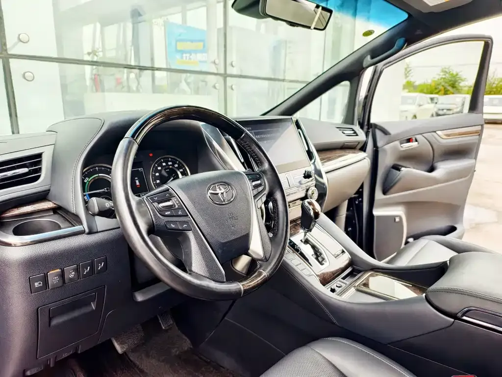 Toyota Vellfire — фото 3