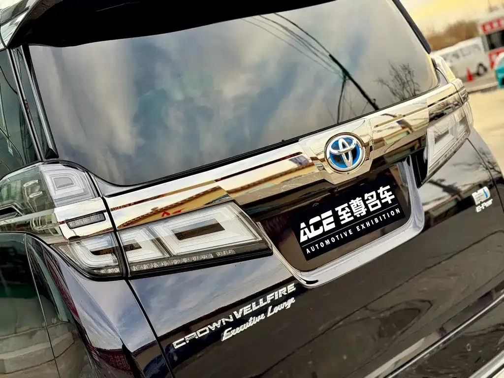 Toyota Vellfire — фото 2
