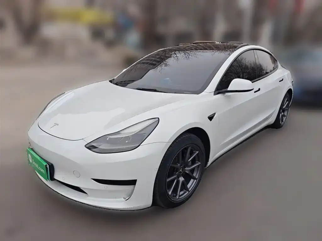 Tesla Model 3 — фото 1