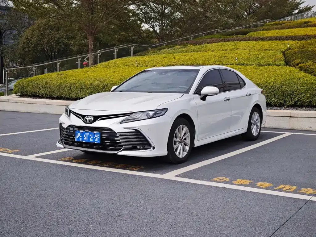 Toyota Camry — фото 1