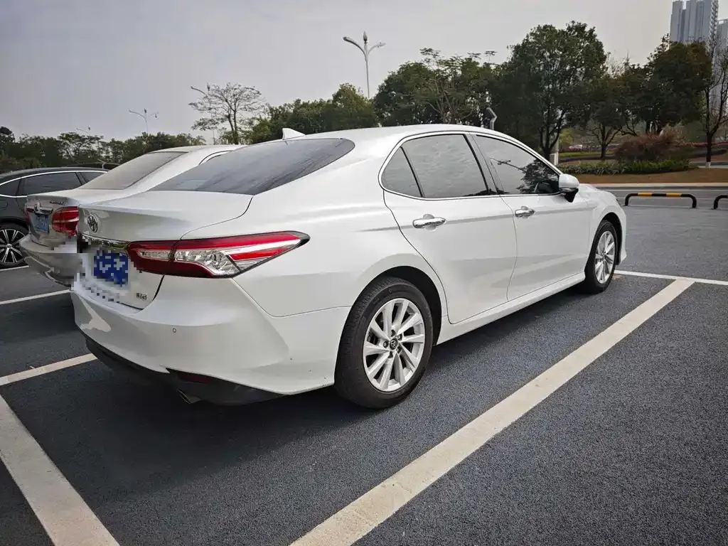 Toyota Camry — фото 4