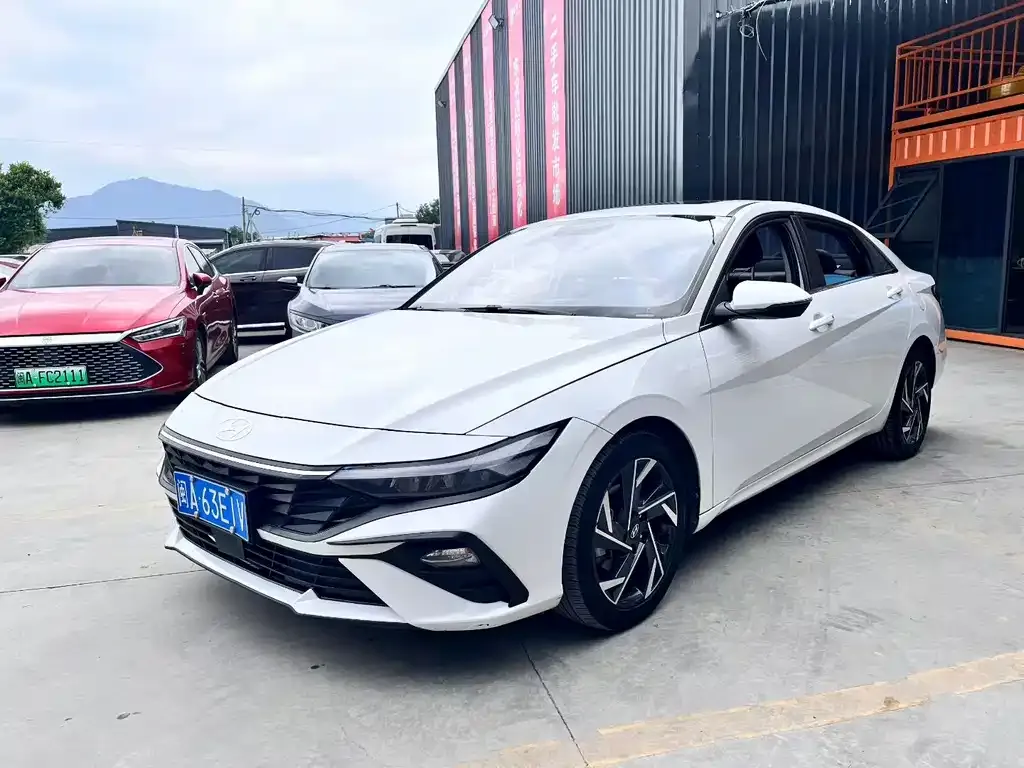 Hyundai Elantra — фото 1
