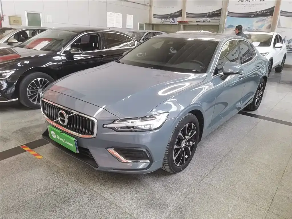 Volvo S60 — фото 1
