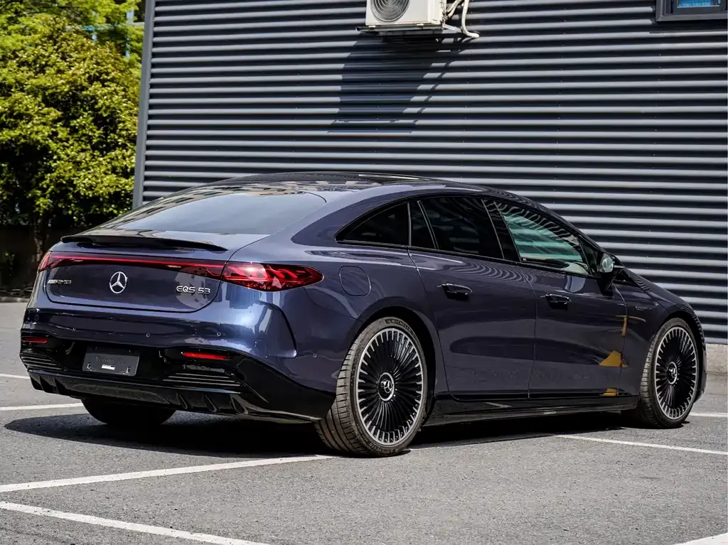 Mercedes-Benz EQS AMG — фото 9