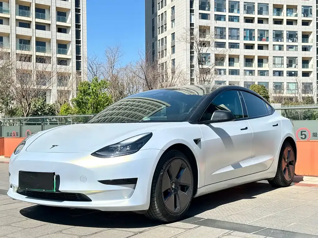 Tesla Model 3 — фото 1