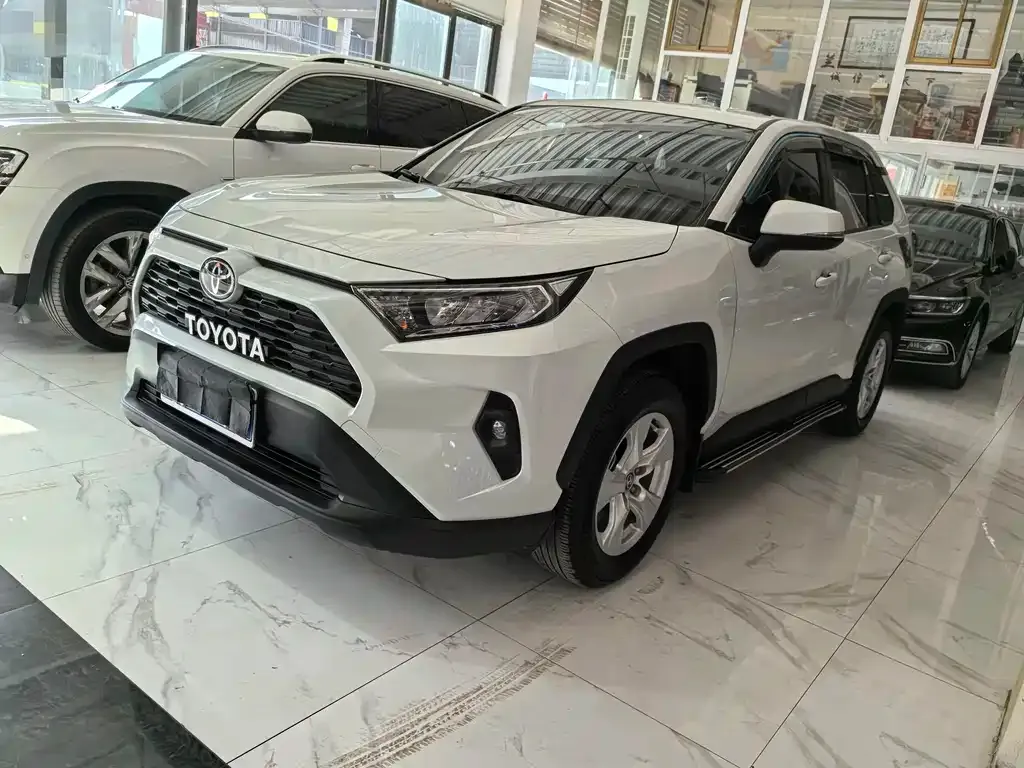 Toyota RAV4 — фото 1