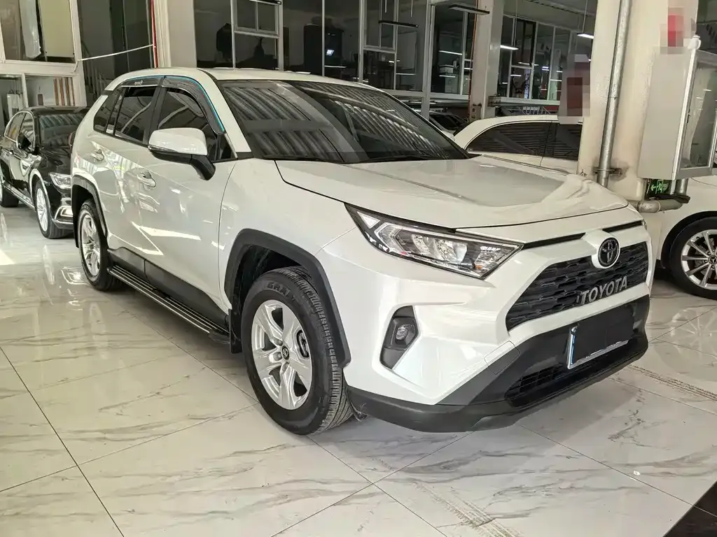 Toyota RAV4 — фото 8
