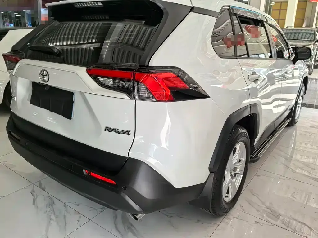 Toyota RAV4 — фото 5