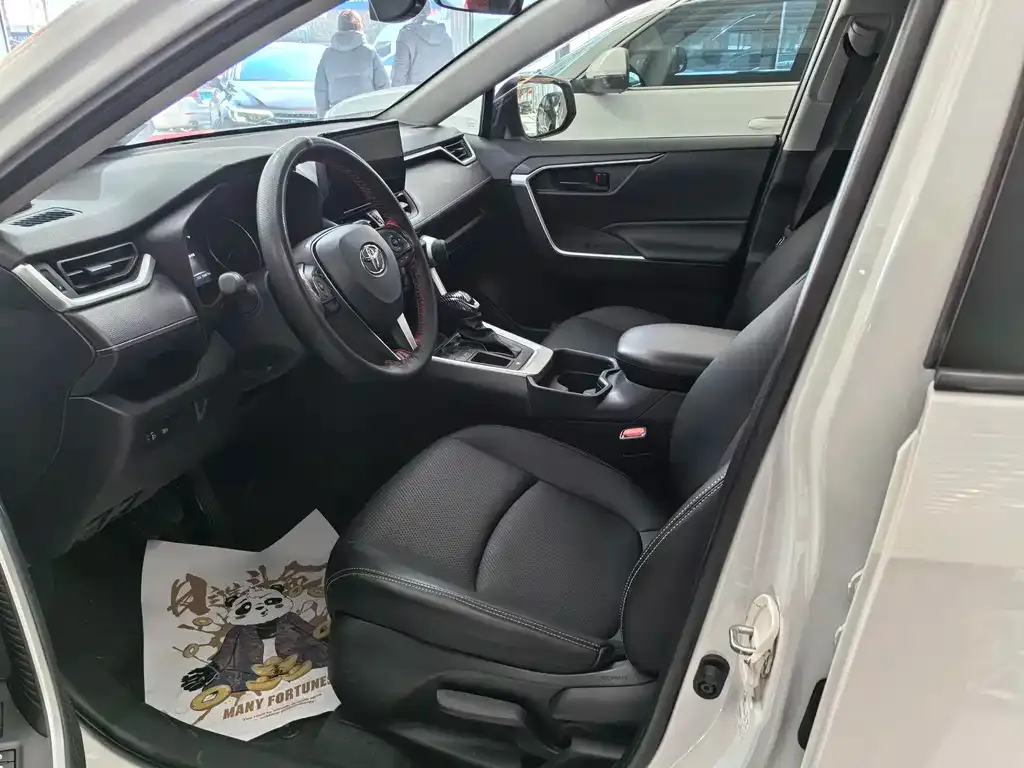 Toyota RAV4 — фото 7