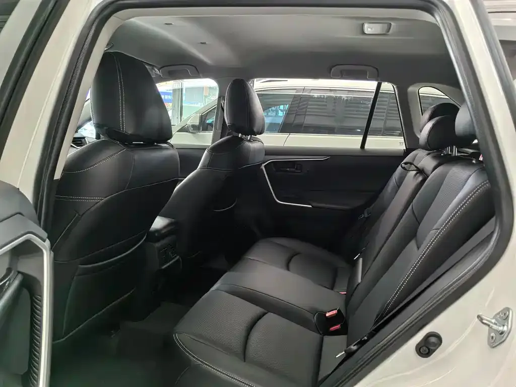 Toyota RAV4 — фото 2