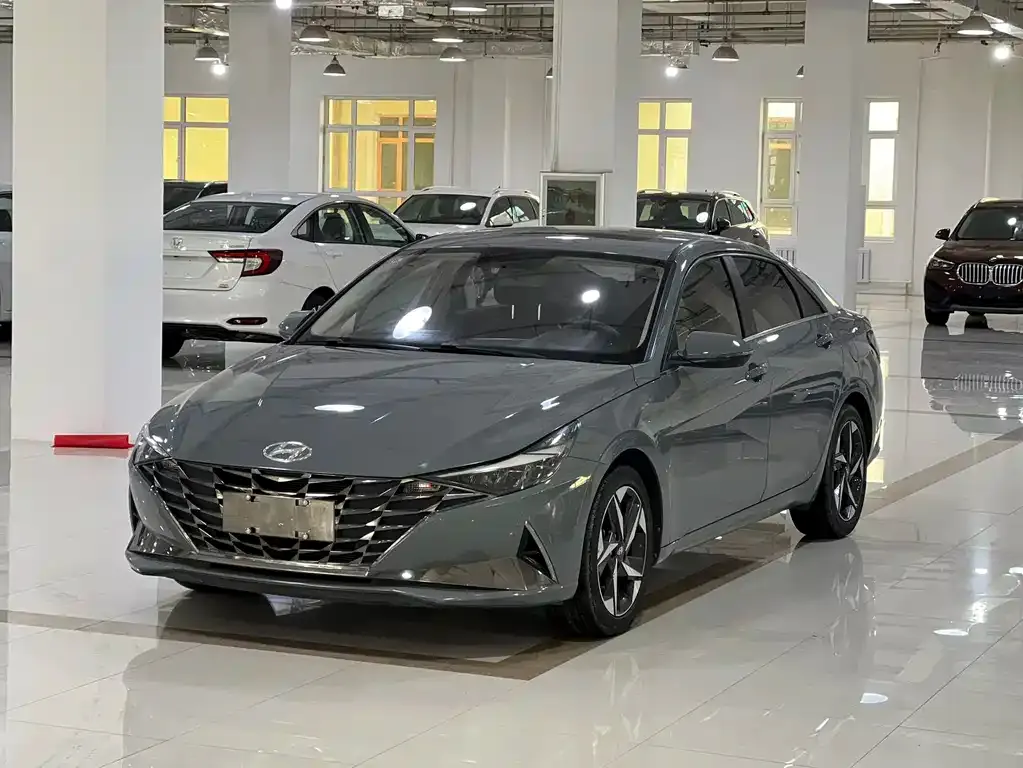 Hyundai Elantra — фото 1